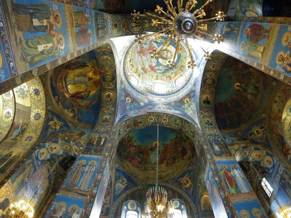 Eglise du St Sauveur : intérieur décoré entierement de mosaique, une splendeur