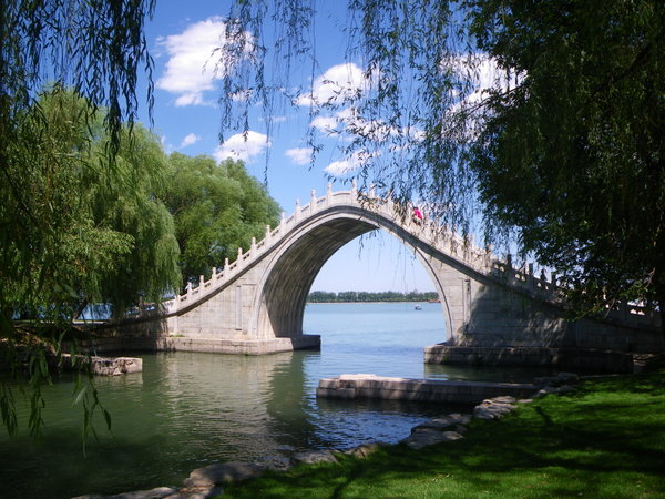 Pont ourlé dans le parc du Palais d'été