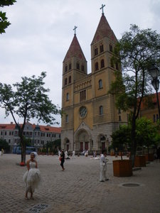 Les mariés posent devant l'Eglise St Michael