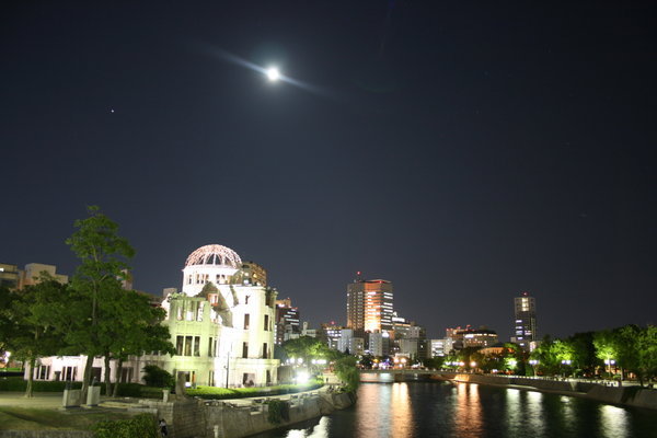 Hiroshima - Pleine lune sur le Dome Genbaku