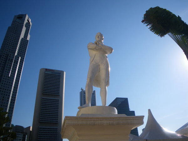 Sir Stamford Raffles, fondateur de la cité et poseur-né