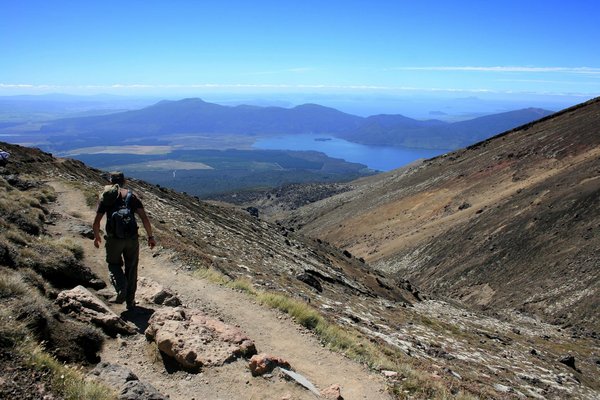 Rob mene la descente ; au loin, le lac Taupo