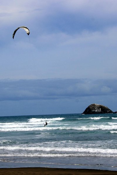 Kite-surfer sur Muriwai Beach