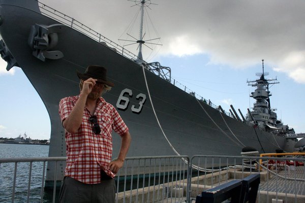 Devant l'USS Missouri