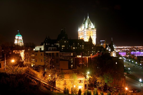 Québec by night