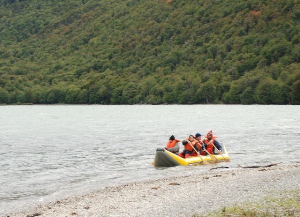 Turisti in Kayak sul lago