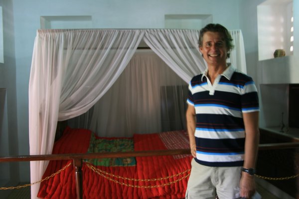 Paul by the Sheiks matrimonial bed