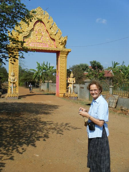 Mamidou devant une porte traditionelle