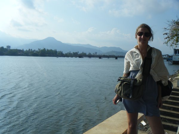 Tiffany sur les bords de la riviere de Kampot