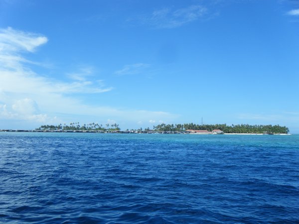 Mabul - Vue de l'ile depuis le bateau