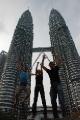 Kuala Lumpur - Saut devant les tours Petronas