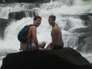 Avec Mariko devant la cascade