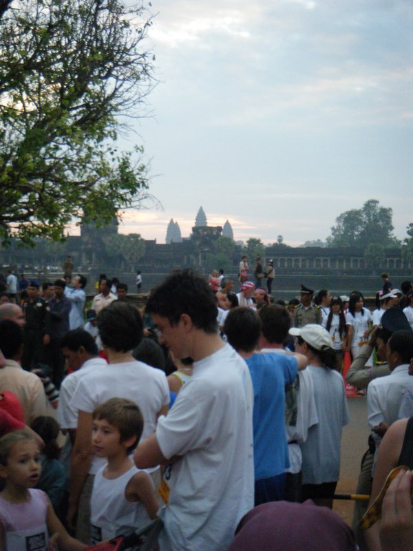 Le depart du semi-marathon devant Angkor Wat