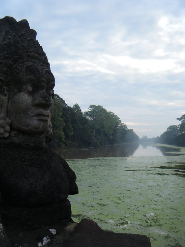 Statue et lac