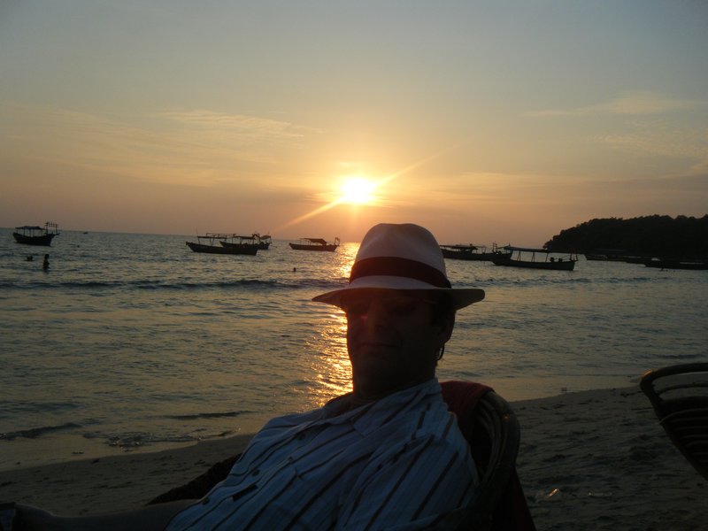 Sihanoukville - Papa devant le coucher de soleil