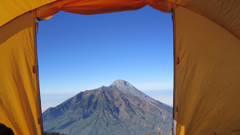Vue sur Mt. Merapi depuis la tente, Mt. Merbabu