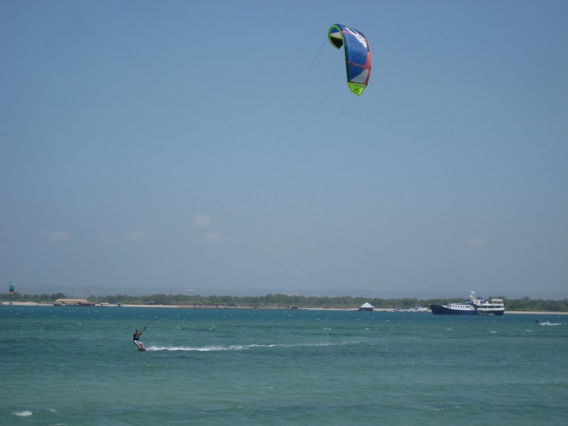 Kite surfing a Sanur