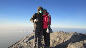Avec Sara au sommet de Merapi