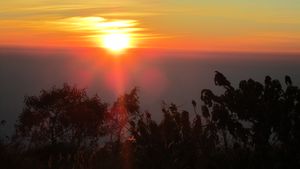 Level de soleil depuis Mt. Merbab