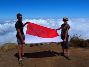 Au sommet de Merbabu avec le drapeau indonesien emprunte a un groupe de jeunes du coin