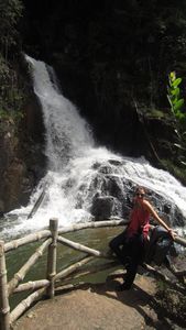 Dalat - Sara au pied de la cascade