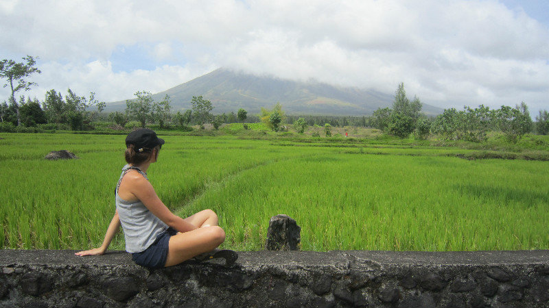 Legaspi - Sara devant le volcan