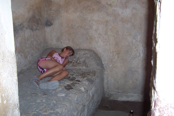 une petite sieste sur un lit de pierre