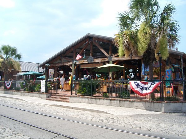 Some shops on River Street | Photo