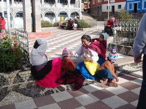 Maria und kids auf Plaza de Armas