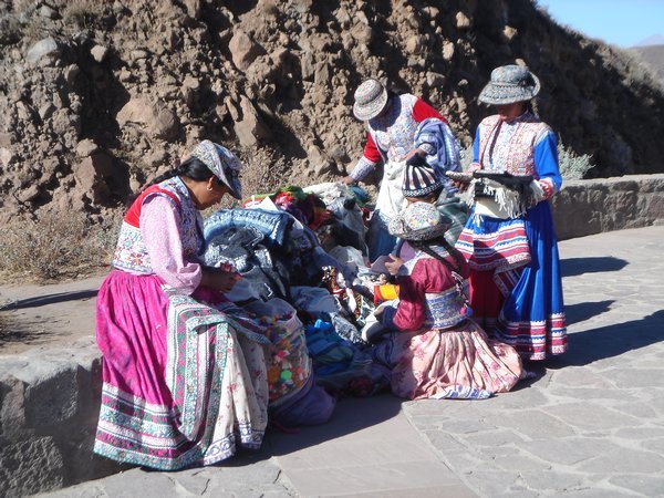 die traditionell gekleideten Frauen verkaufen ihre Sachen