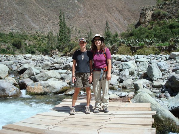 Touristen auf der Bruecke bei Llatica