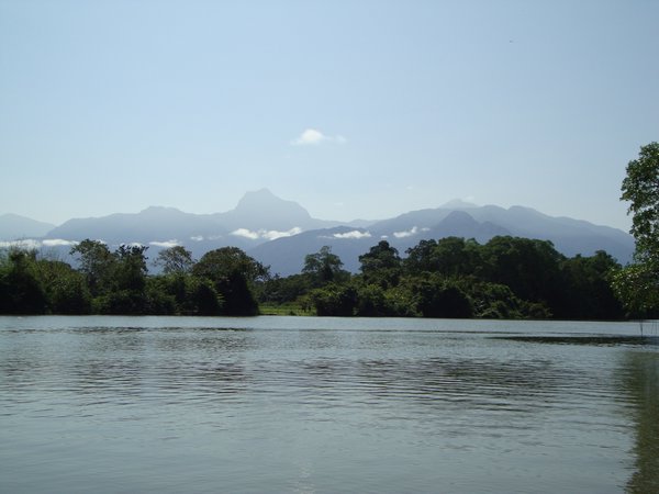 Rio Cuero und Pico Bonito im Hintergrund