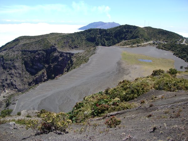 Blick vom hoechsten Punkt es Vulkans auf die Krater