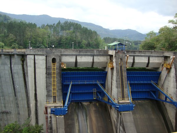 Staumauer fuer das groesste Wasserkraftwerk Costa Ricas