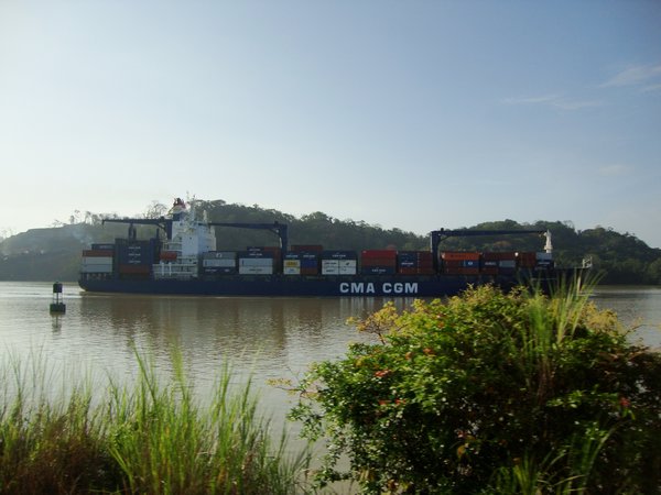 ein Container Schiff