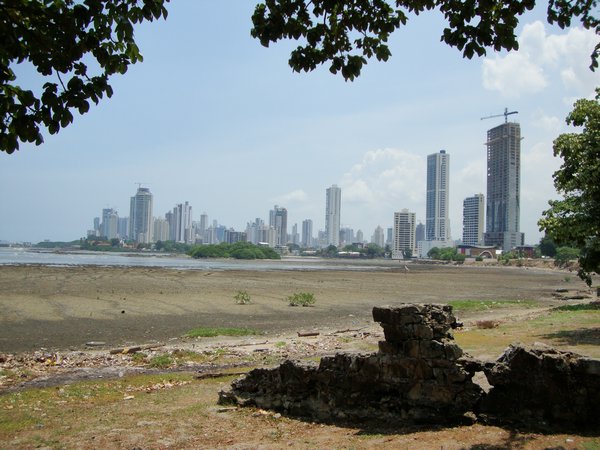 Panama City von Panama Viejo aus gesehen