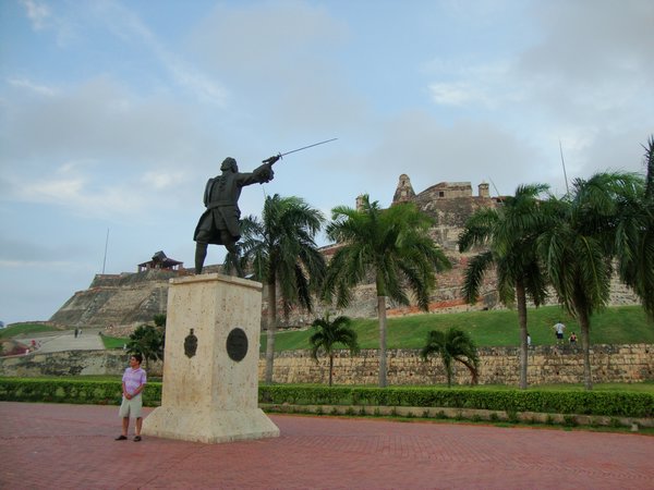 die Statue des Helden, im Hintergrund die Festung