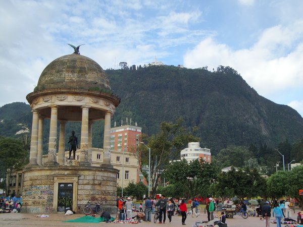 Plaza X und im Hindergrund das Monasterium in der Hoehe