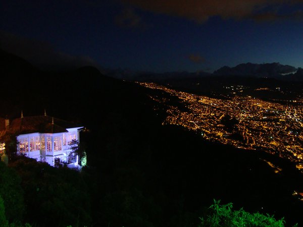 Bogota beihnahe by night... links das Restaurant beim Monasterium