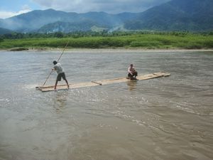 Flussueberquerung auf Bambusfloss