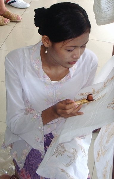 Une artiste du Batik à l’oeuvre