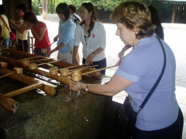 Washing hands before entering shrines