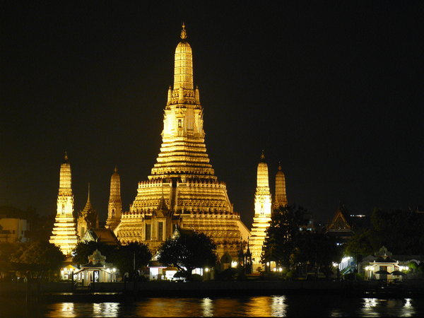 Wat Arun late at night 