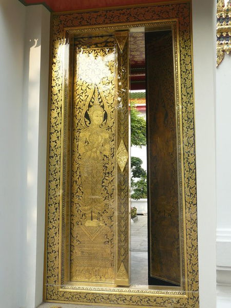 a door that lead us into the inner sanctum of Wat Pho