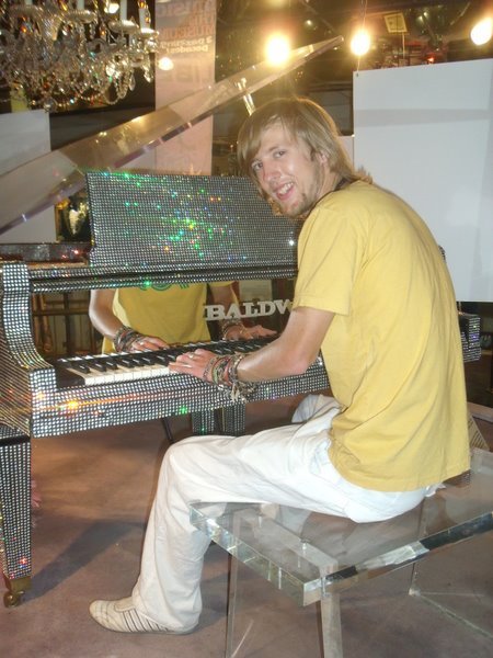 Playing Liberace's piano, Las Vegas
