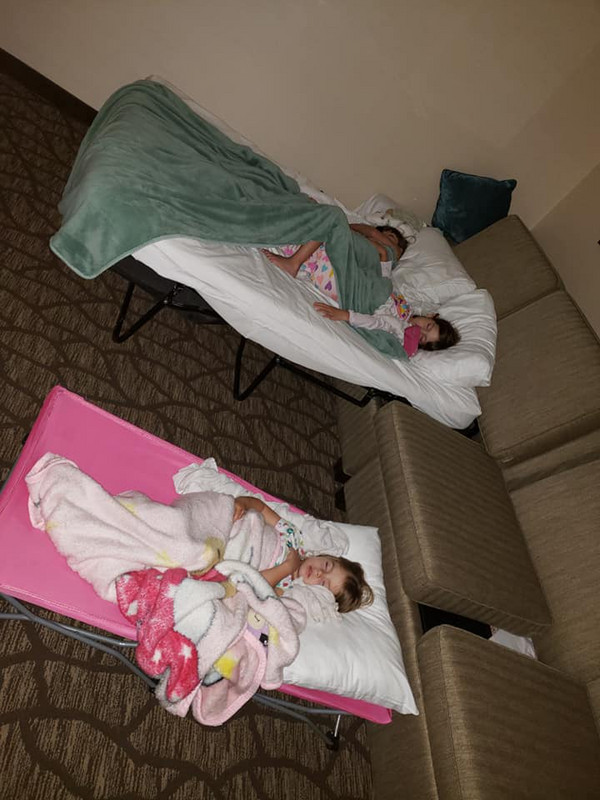 Et pendant que l'alarme sonne, les filles dorment!