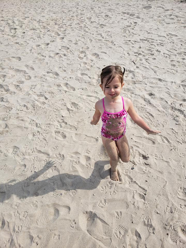 Mélie s'amuse à Sauble Beach