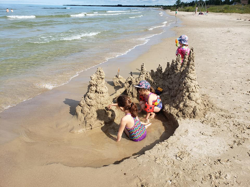 Château de sable en construction