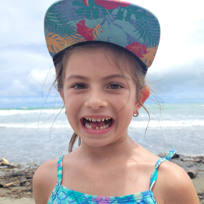 Maé qui a perdu sa première dent à la Playa Linda
