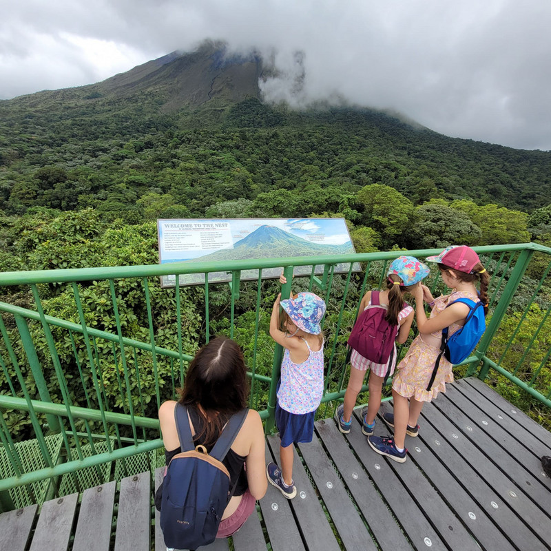 Au sommet de la tour d'observation, il y a le volcan Arenal!